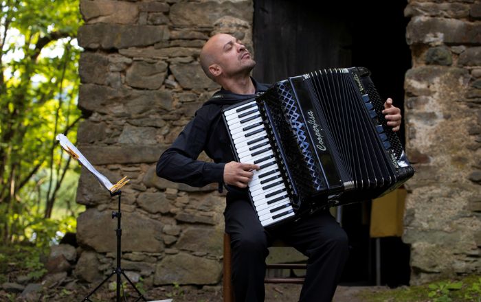 Esibizione musicale del fisarmonicista Gianluca Campi