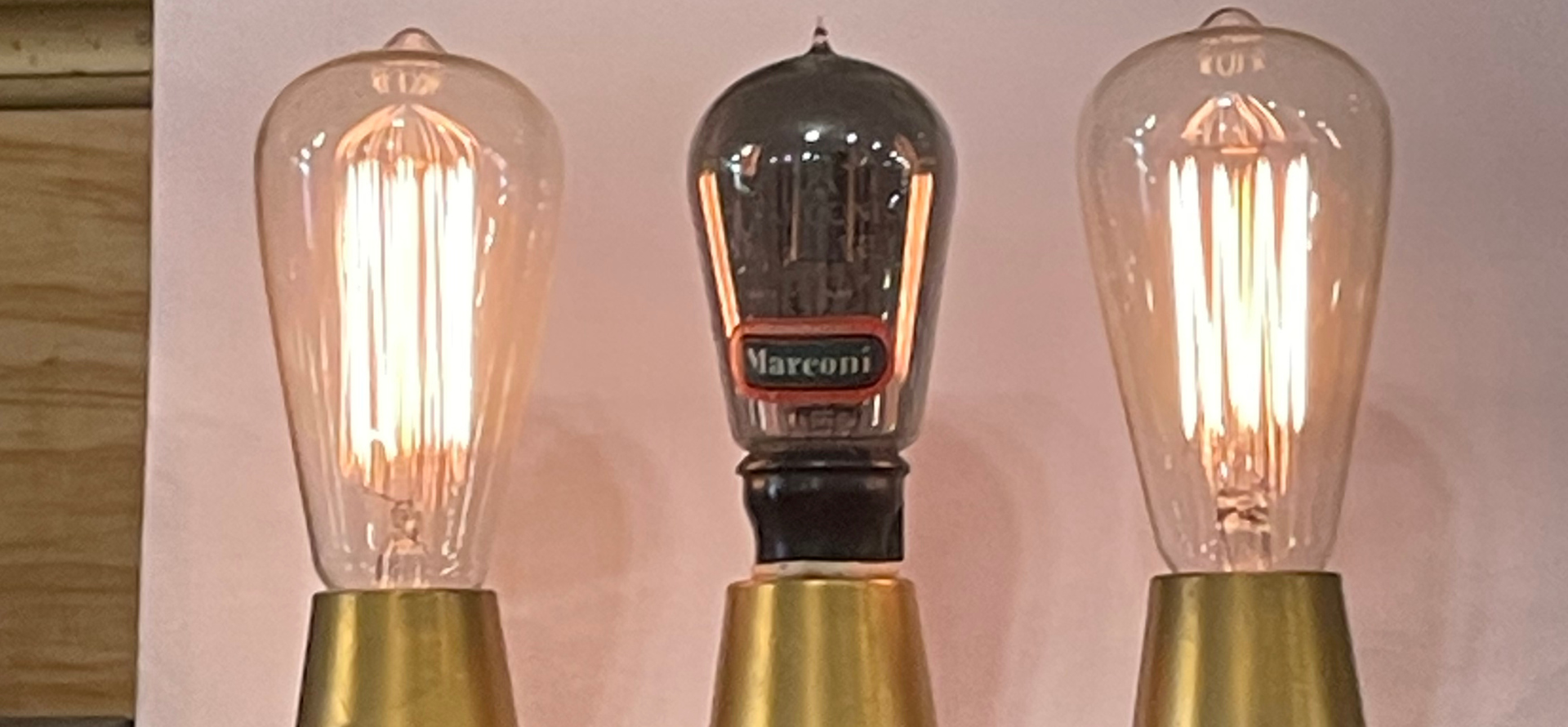 Emil Banca al fianco del Museo Pelagalli