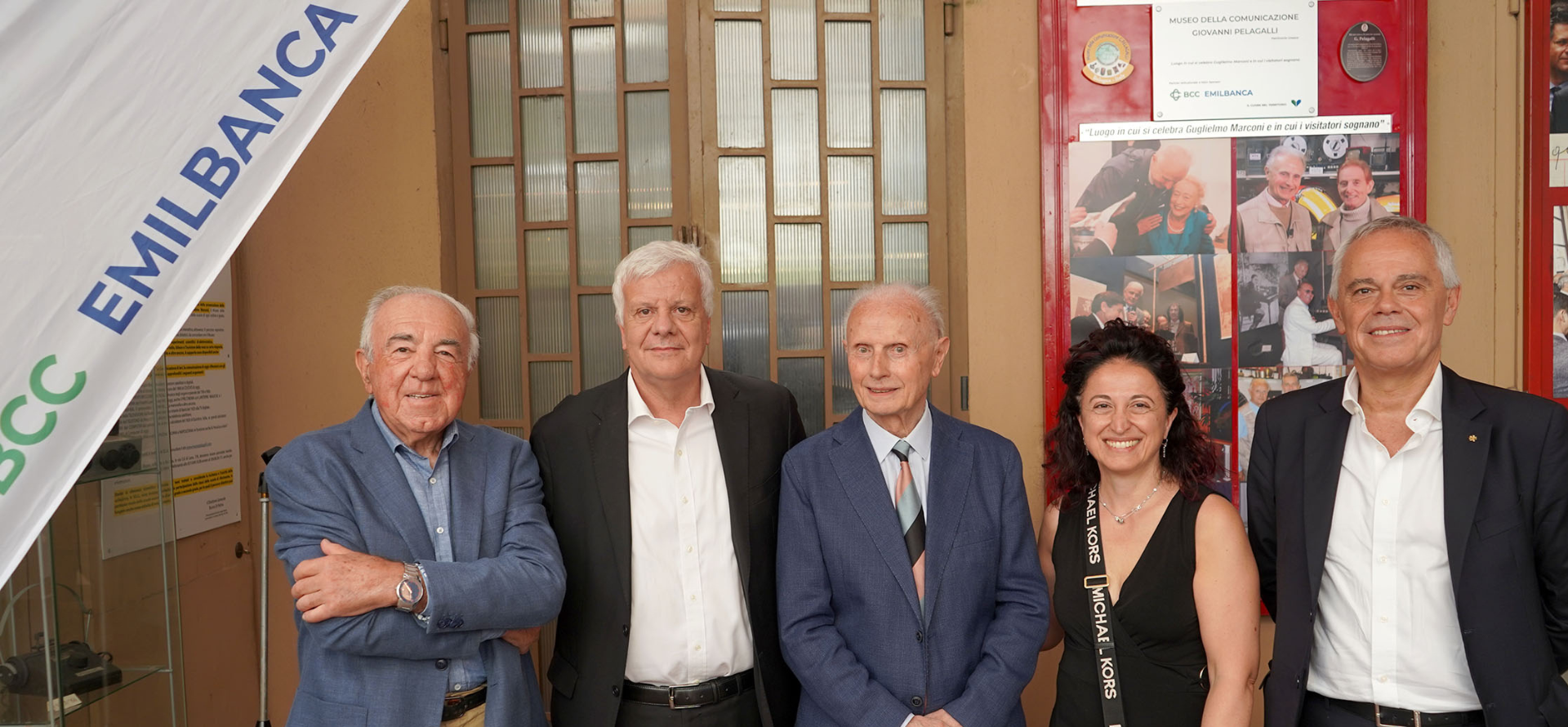 Emil Banca al fianco del Museo Pelagalli