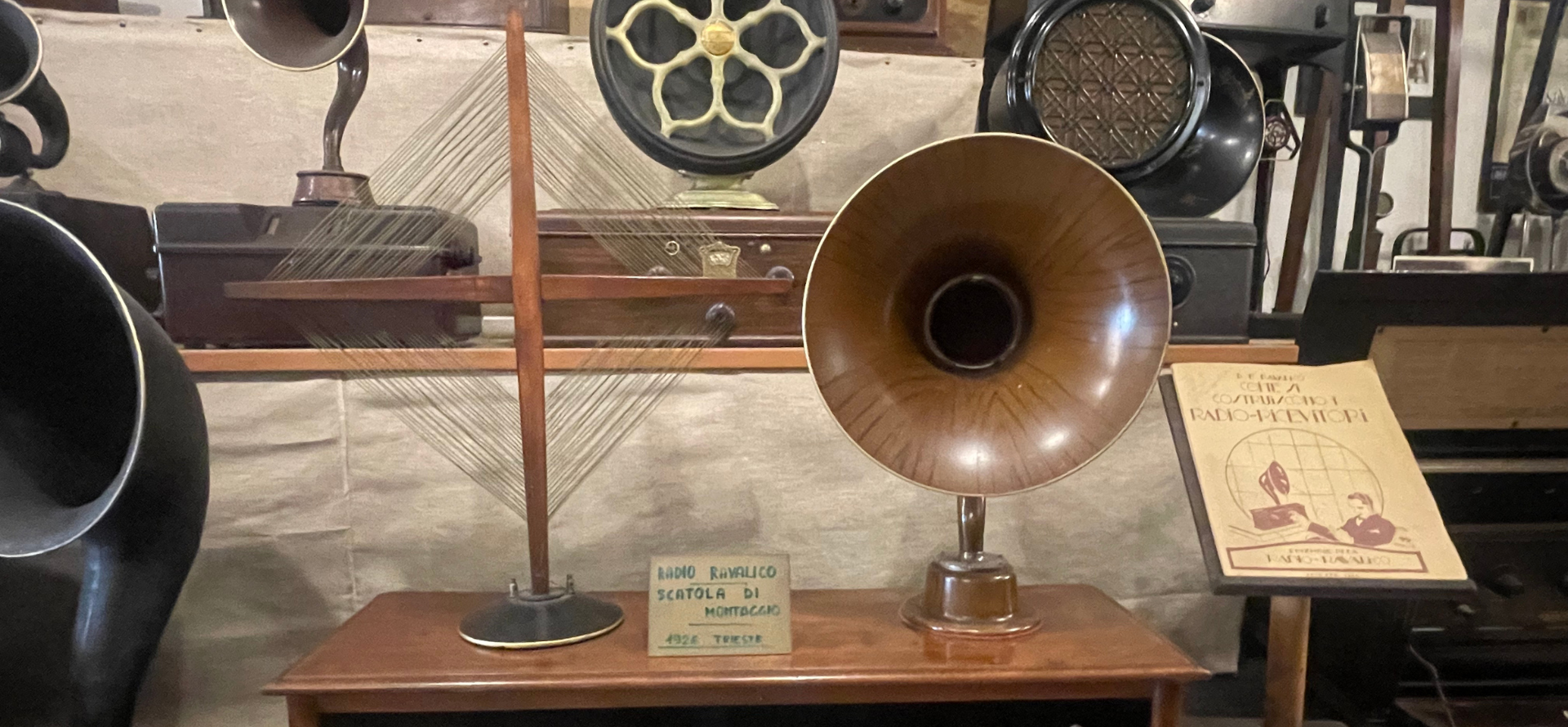 Emil Banca al fianco del Museo Pelagalli