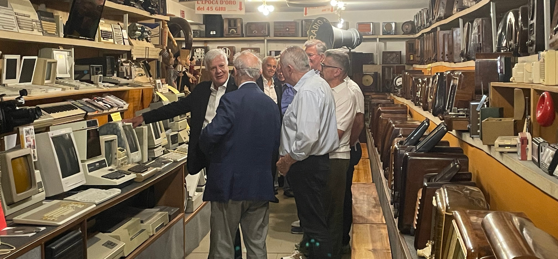 Emil Banca al fianco del Museo Pelagalli