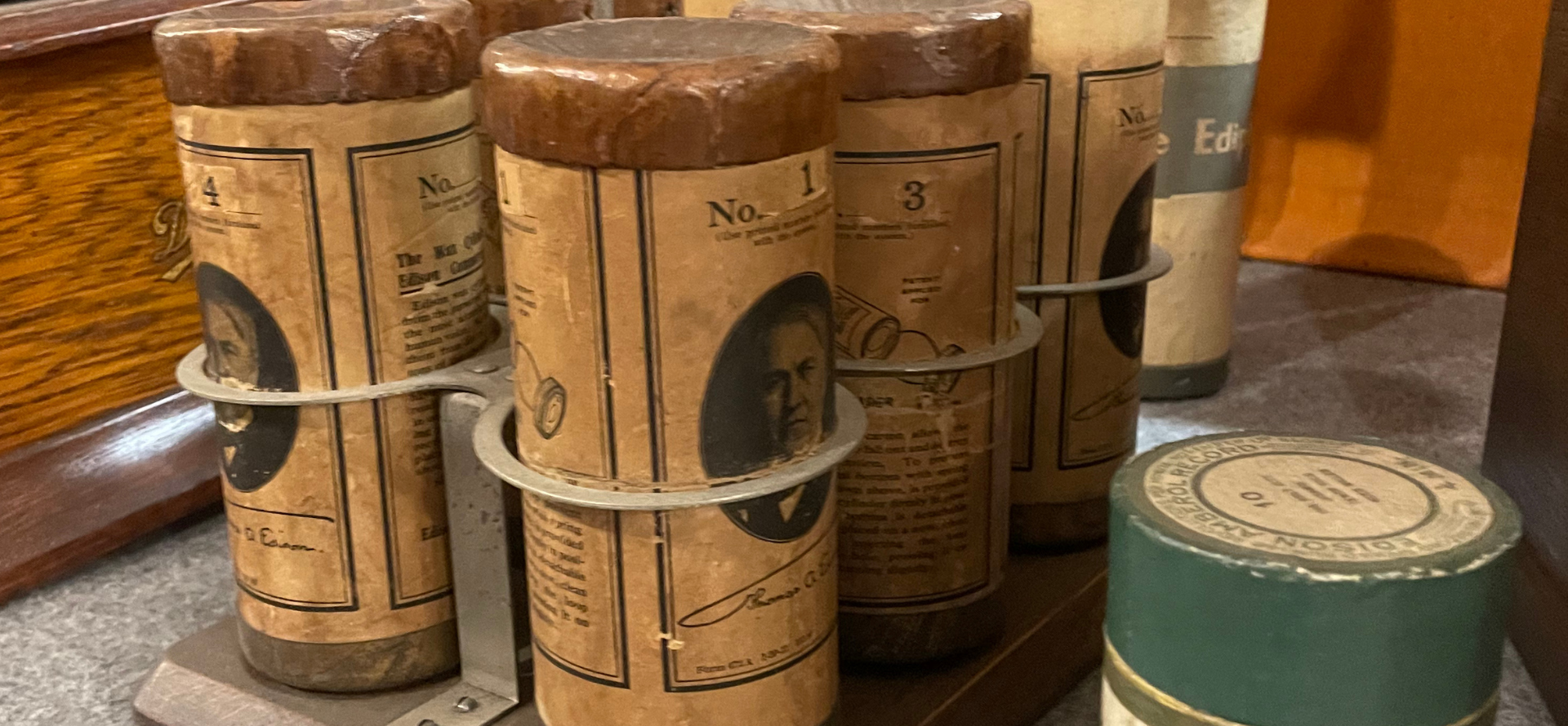 Emil Banca al fianco del Museo Pelagalli